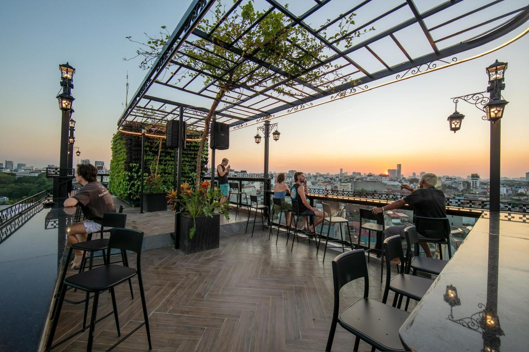 Lakeview Backpackers Hostel & Rooftop Bar Hanoi Exterior photo