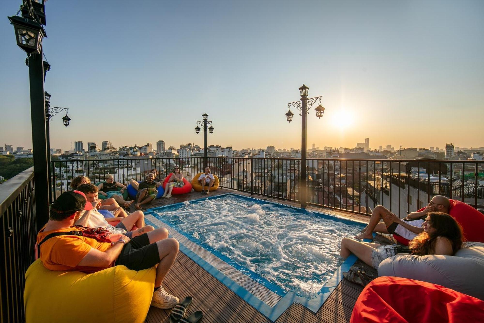 Lakeview Backpackers Hostel & Rooftop Bar Hanoi Exterior photo