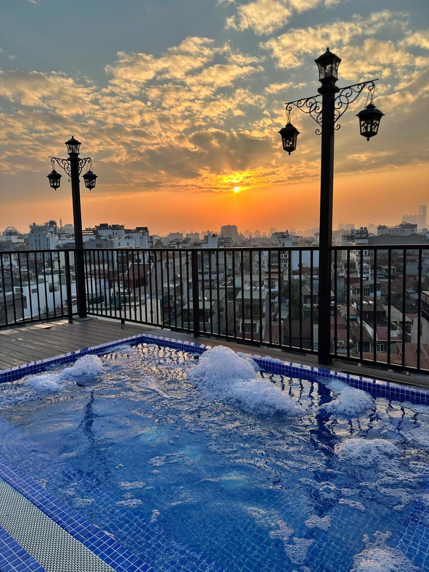 Lakeview Backpackers Hostel & Rooftop Bar Hanoi Exterior photo